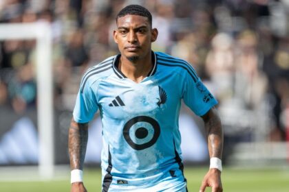 Rosales dari Minnesota dilarang bermain selama 3 pertandingan karena menggunakan bahasa diskriminatif.