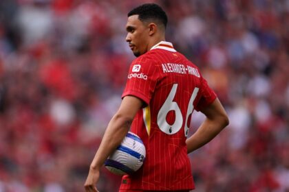 Trent Alexander-Arnold dihujani cercaan oleh para penggemar Liverpool saat imbang melawan Arsenal.