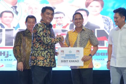 Gubernur Sulut serahkan bantuan kursi roda dan bibit kakao di Kotamobagu