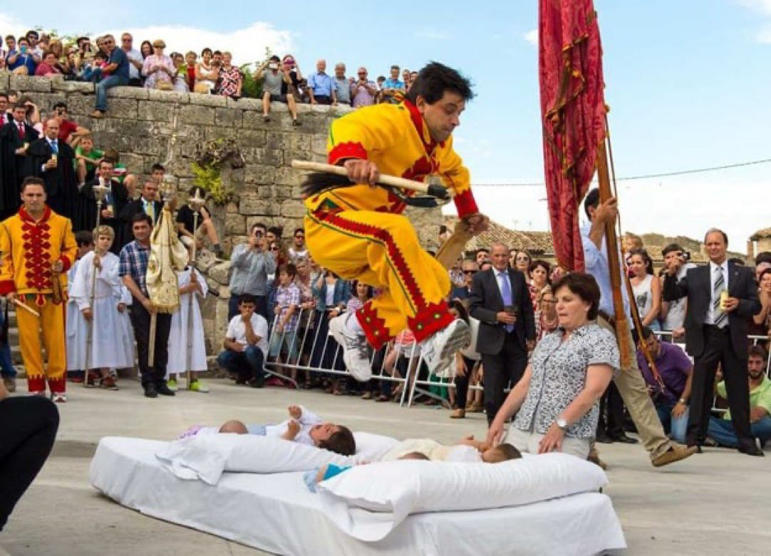 Beragam ritual dan tradisi unik dari berbagai belahan dunia dari potong jari hingga lempar bayi