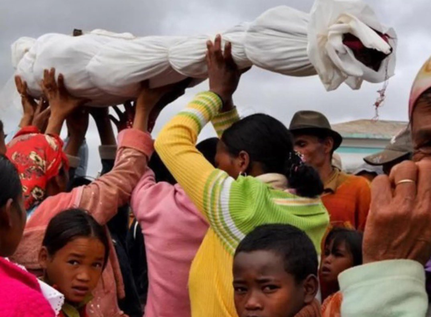 Beragam ritual dan tradisi unik dari berbagai belahan dunia dari potong jari hingga lempar bayi