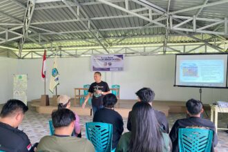 Kursus Dasar Katalun Jungle School batch 1 di STIKes Tomohon, Ronny Buol bagi tips menulis feature perjalanan