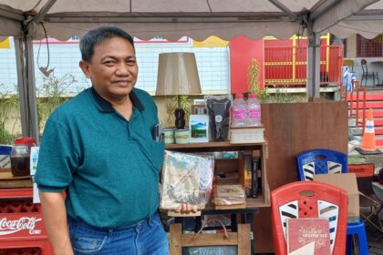 Kisah Ratman Asrar: Puluhan tahun mengoleksi buku tua