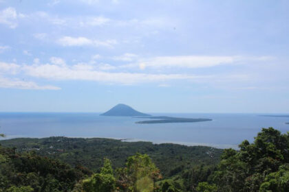 Gagasan Langit Biru, Laut Biru dan Daratan Hijau. Refleksi Ide Pembangunan Gubernur YSK
