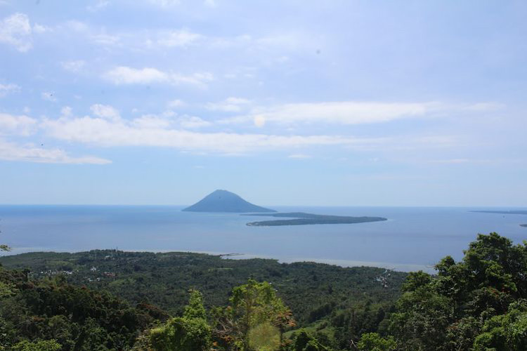 Gagasan Langit Biru, Laut Biru dan Daratan Hijau. Refleksi Ide Pembangunan Gubernur YSK