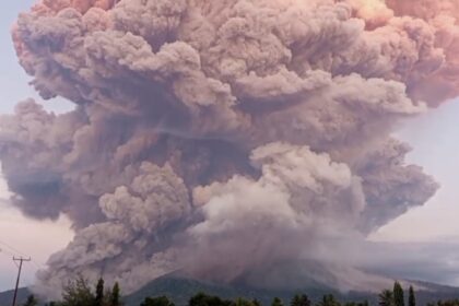 Gunungapi Lewotobi meletus, sejumlah desa terdampak semburan hujan abu dan kerikil
