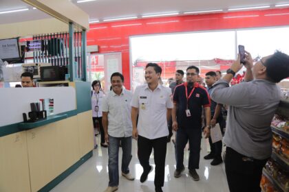 Wakil Wali Kota Kotamobagu Rendy Virgiawan Mangkat saat meresmikan gerai Alfamidi Super di Kelurahan Kotobangon, Rabu (25/6/2025), disaksikan jajaran pemerintah daerah dan masyarakat. (Foto: Diskominfo KK).