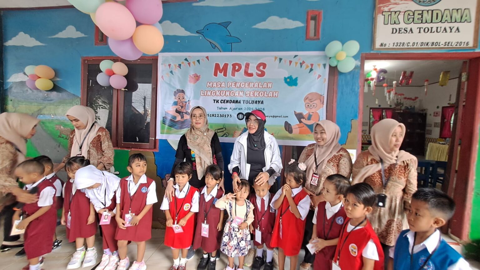 Tampak Bunda PAUD Bolsel dan Kadis Pendidikan Rante Hattani, memantau pelaksanaan MPLS. (Dok pribadi).