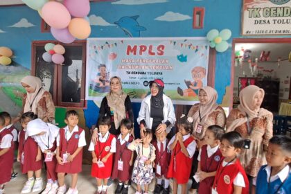 Tampak Bunda PAUD Bolsel dan Kadis Pendidikan Rante Hattani, memantau pelaksanaan MPLS. (Dok pribadi).