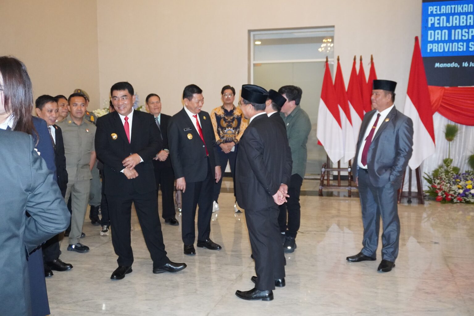 Tampak Wabup Bolsel Deddy Abdul Hamid (kanan), menghadiri acara pelantikan Pj. Sekprov Sulut Tahlis Gallang. (Dok pribadi).