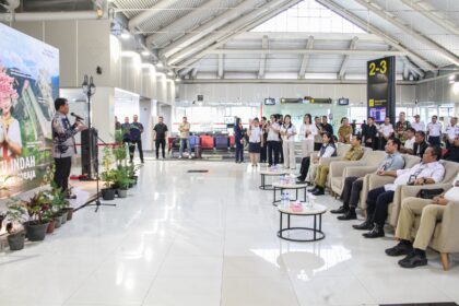 Gubernur Sulut, Yulius Selvanus saat memberi sambutan dalam peresmian rute penerbangan Manado - Toraja (Foto: Yegar Sahaduta).