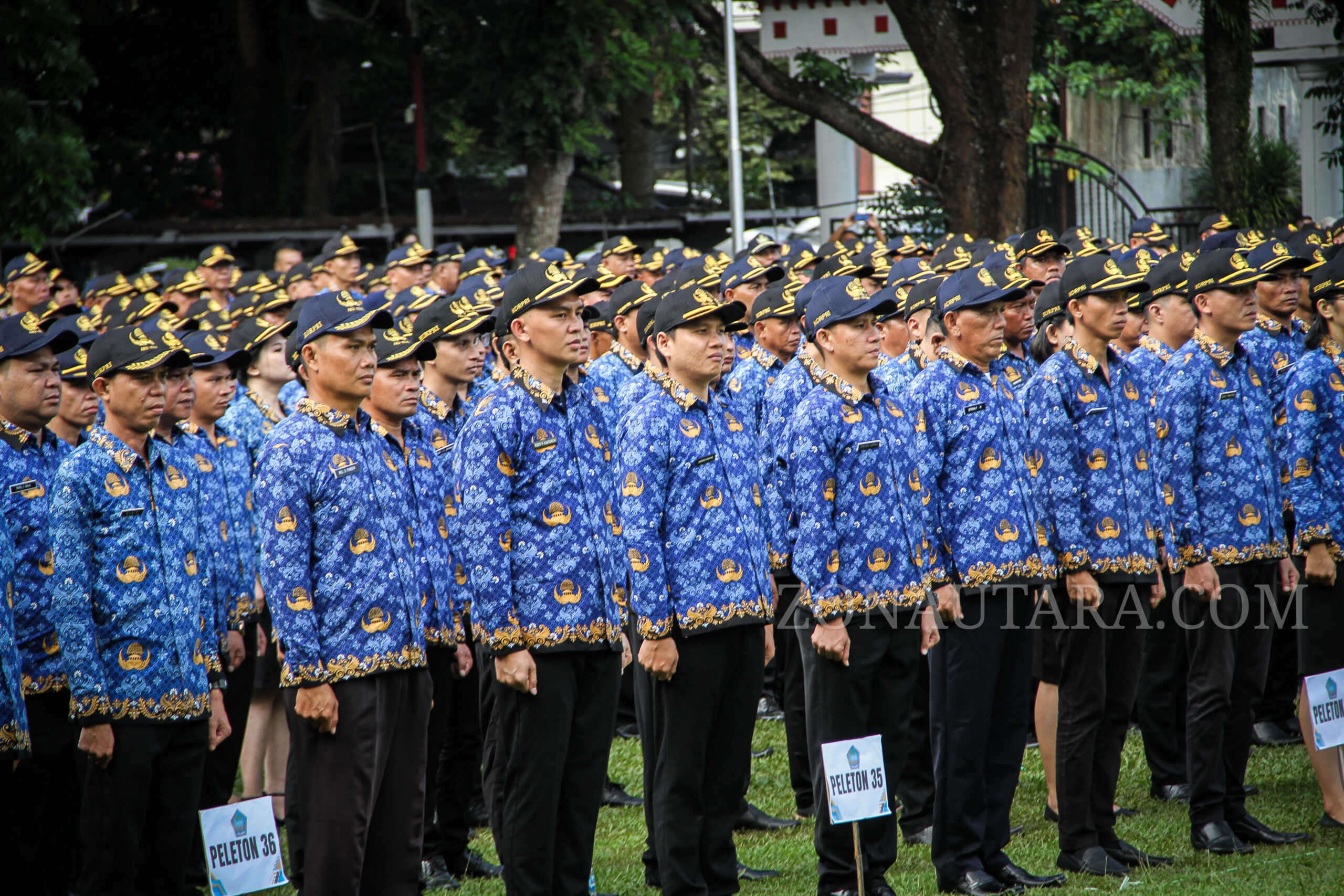 FOTO: Momen 3.420 PPPK Sulut terima SK pengangkatan di Lapangan Kantor Gubernur