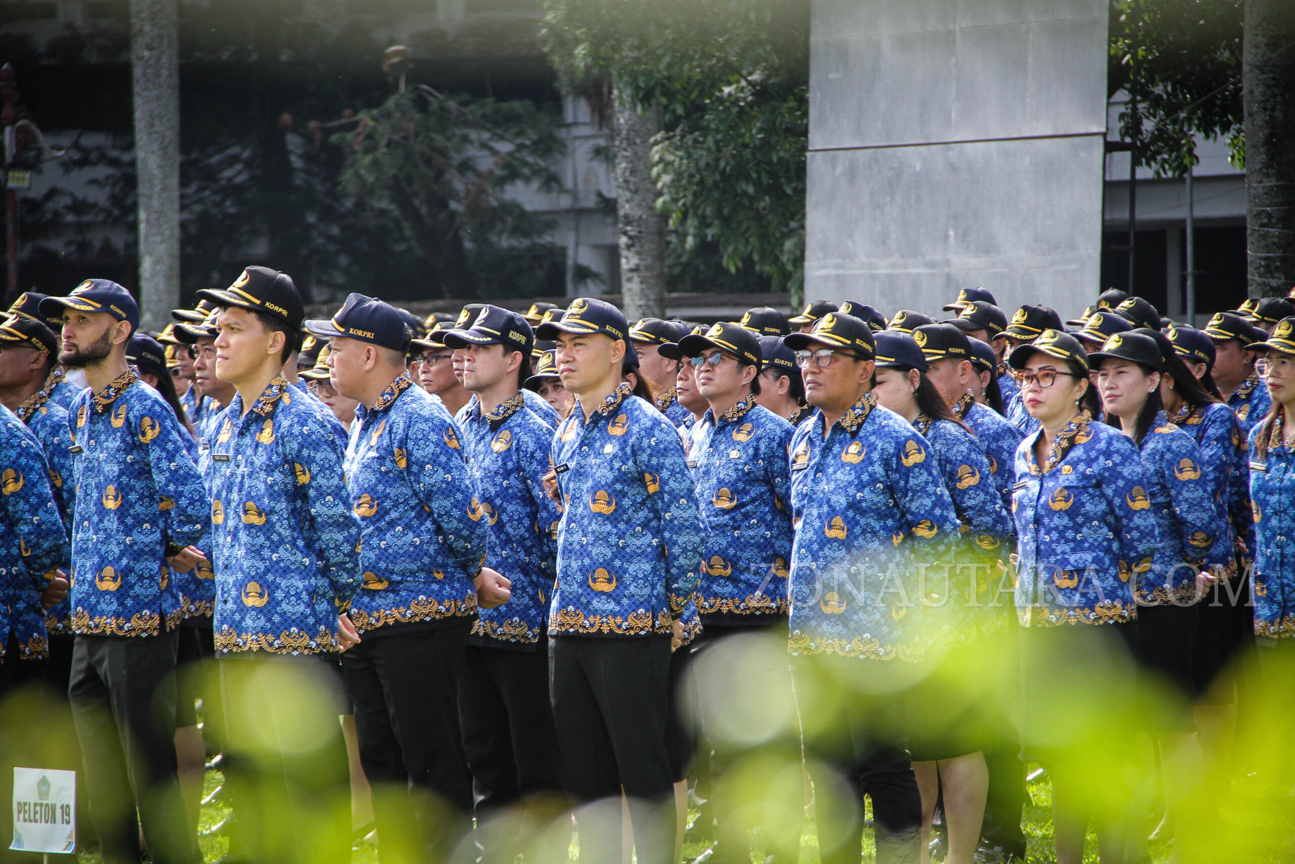 FOTO: Momen 3.420 PPPK Sulut terima SK pengangkatan di Lapangan Kantor Gubernur