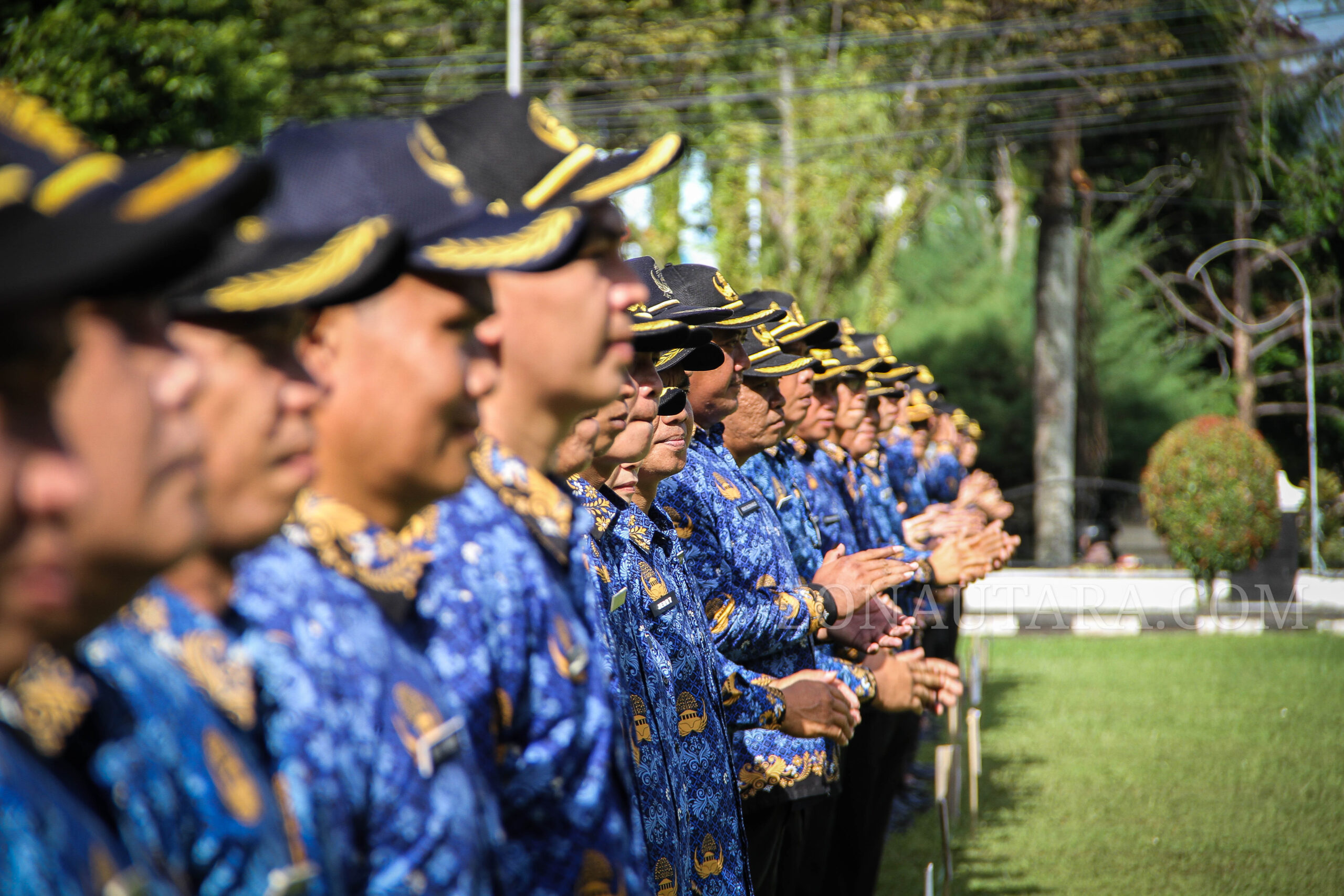FOTO: Momen 3.420 PPPK Sulut terima SK pengangkatan di Lapangan Kantor Gubernur