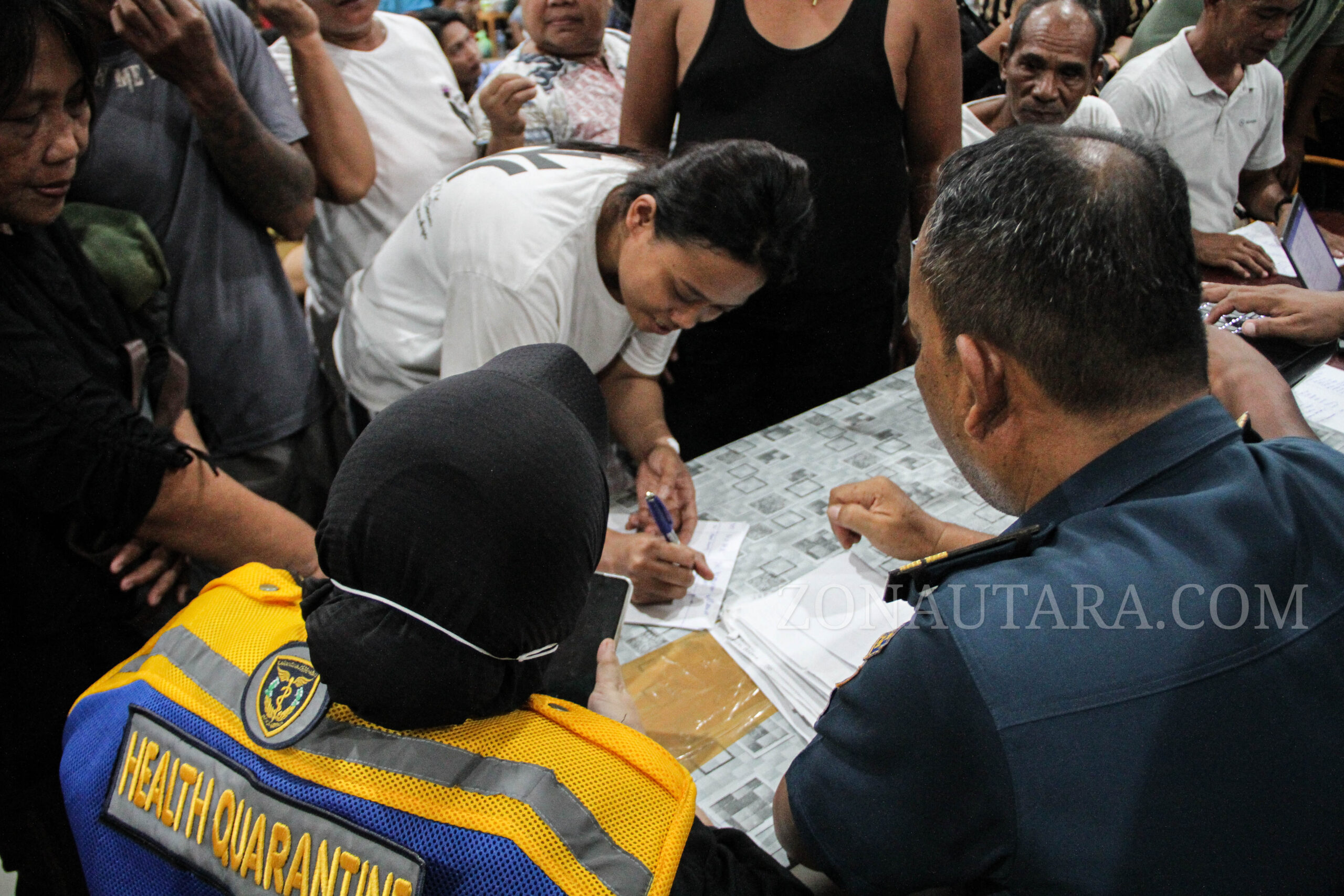 FOTO: Evakuasi korban terbakarnya KM Barcelona Va