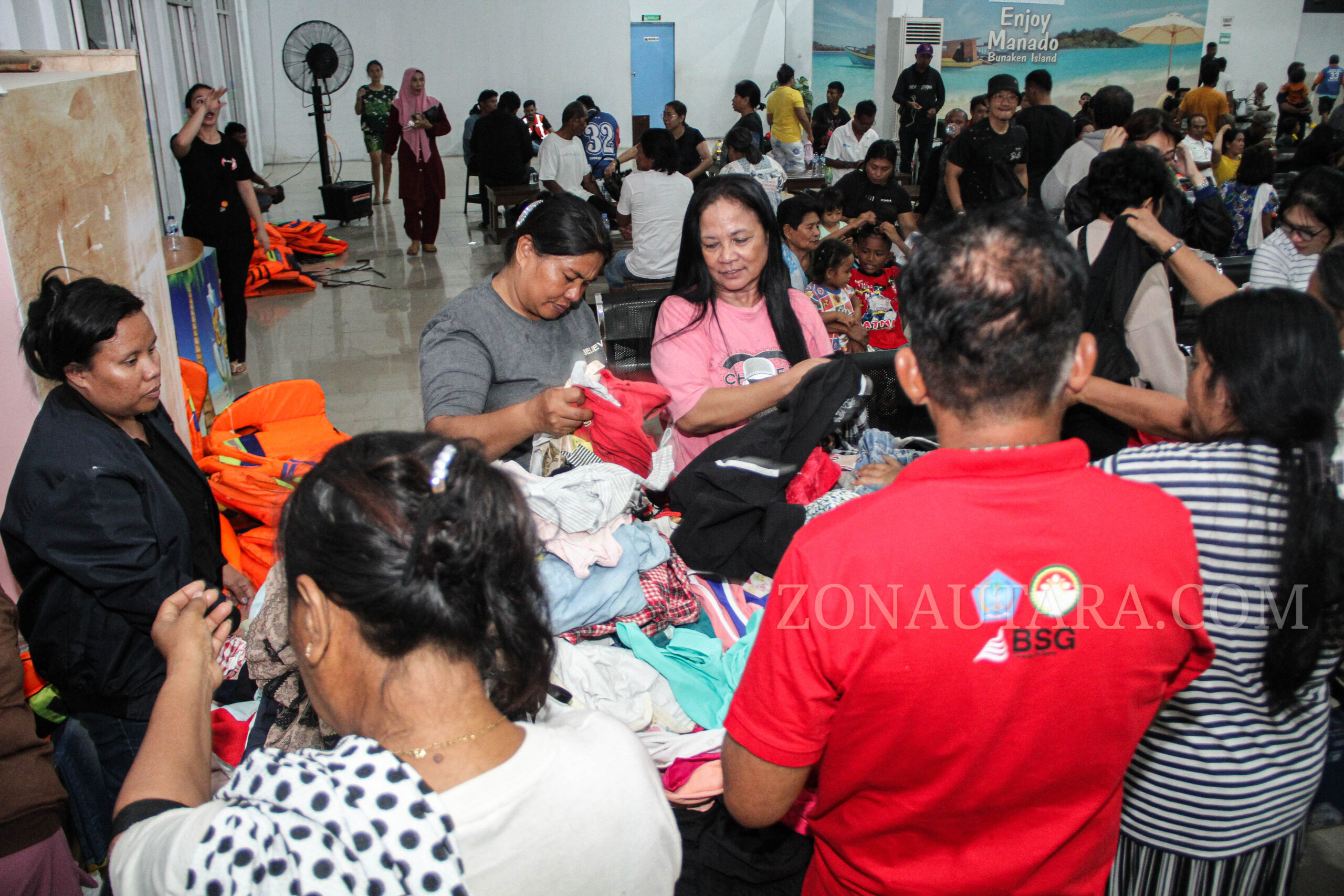 FOTO: Evakuasi korban terbakarnya KM Barcelona Va