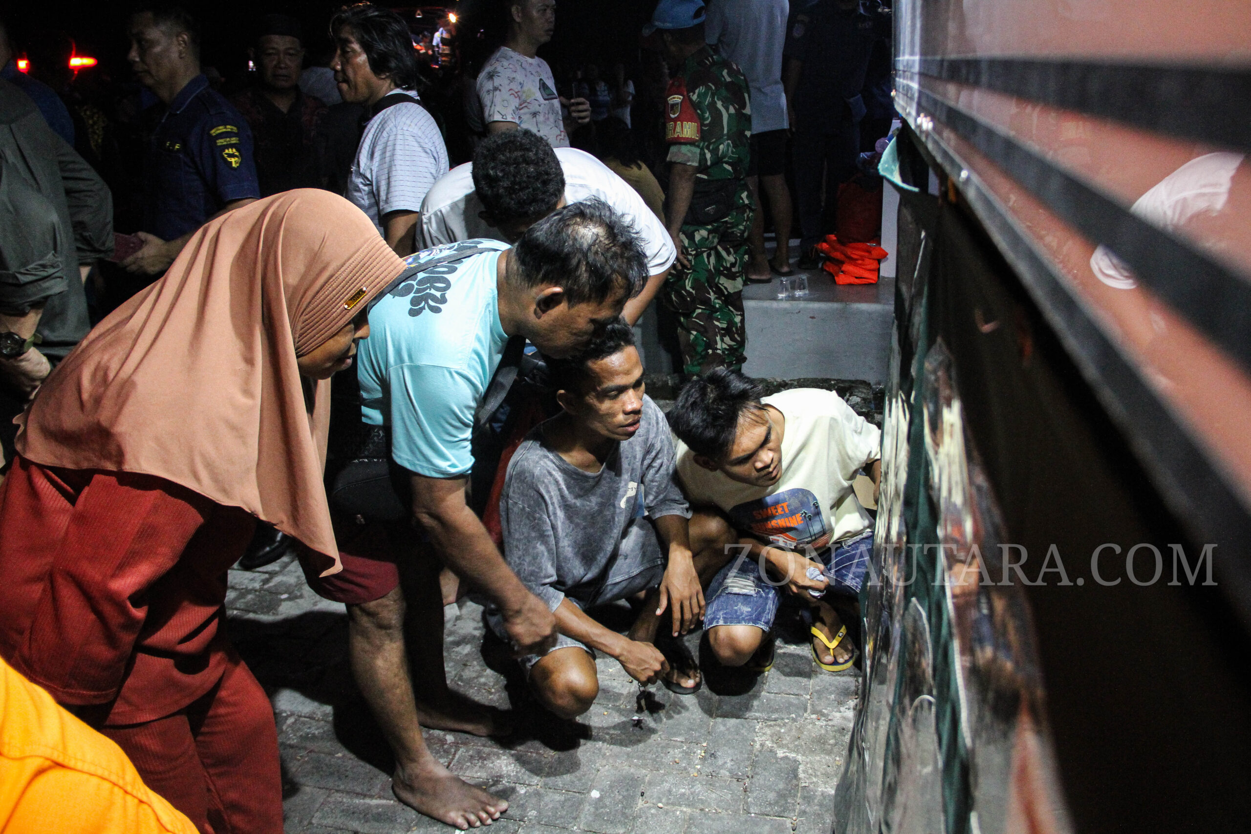 FOTO: Evakuasi korban terbakarnya KM Barcelona Va