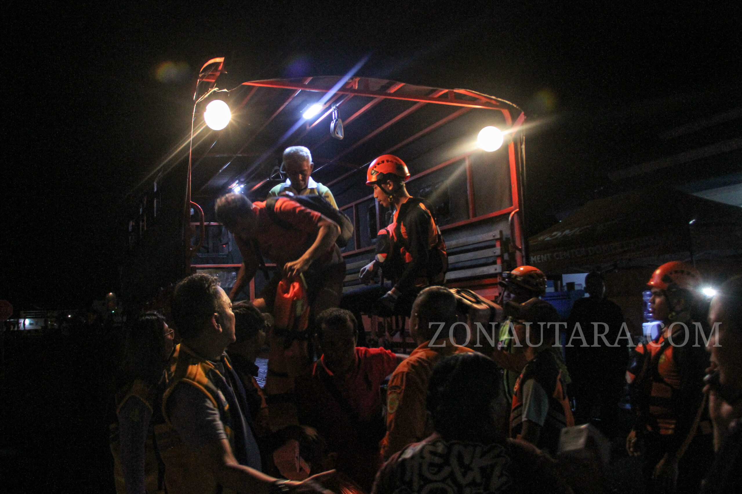FOTO: Evakuasi korban terbakarnya KM Barcelona Va