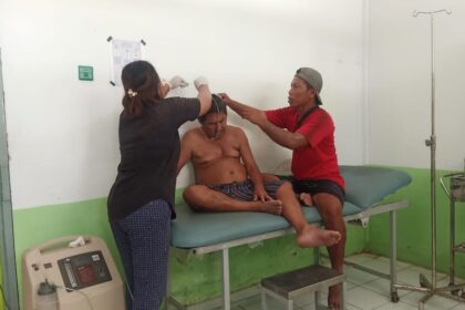 Kecelakaan saat melakukan evakuasi, warga Desa Rainis di Talaud dilarikan ke Puskesmas