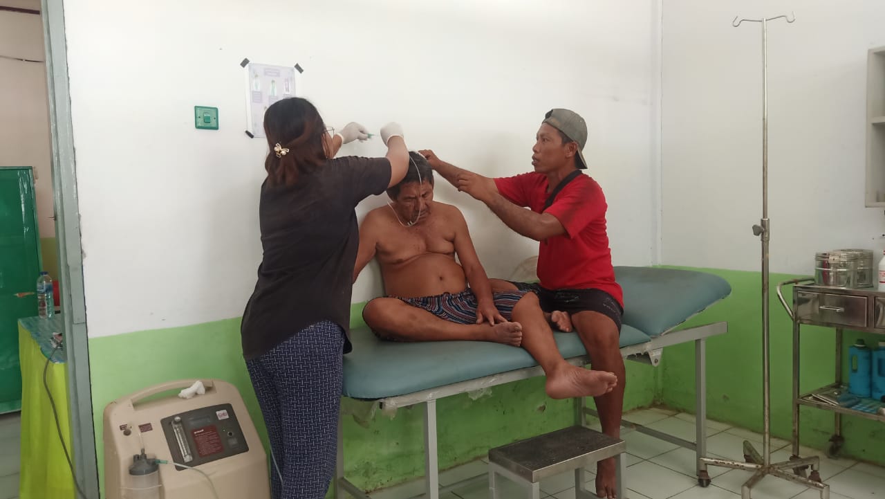 Kecelakaan saat melakukan evakuasi, warga Desa Rainis di Talaud dilarikan ke Puskesmas