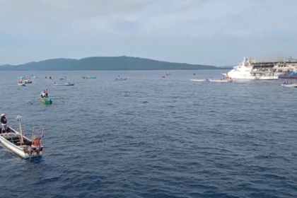 Basarnas Manado evakuasi korban kebakaran KM Barcelona 5