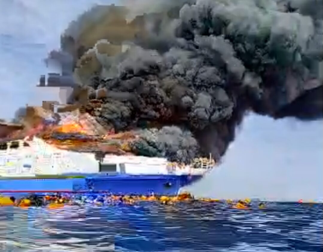 Viral video KM Barcelona V terbakar, penumpang panik menyelamatkan diri