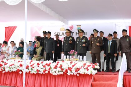 Wali Kota Kotamobagu memberi ucapan selamat dan apresiasi kepada jajaran Polres dalam peringatan Hari Bhayangkara ke-79. (Foto: Kominfo KK).