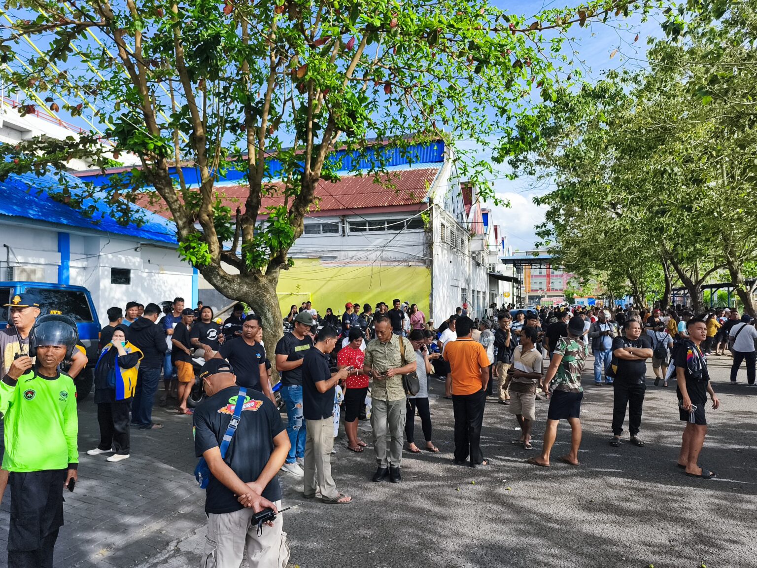 Keluarga korban kebakaran KM Barcelona 5 padati Pelabuhan Manado