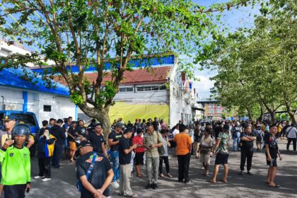 Keluarga korban kebakaran KM Barcelona 5 padati Pelabuhan Manado