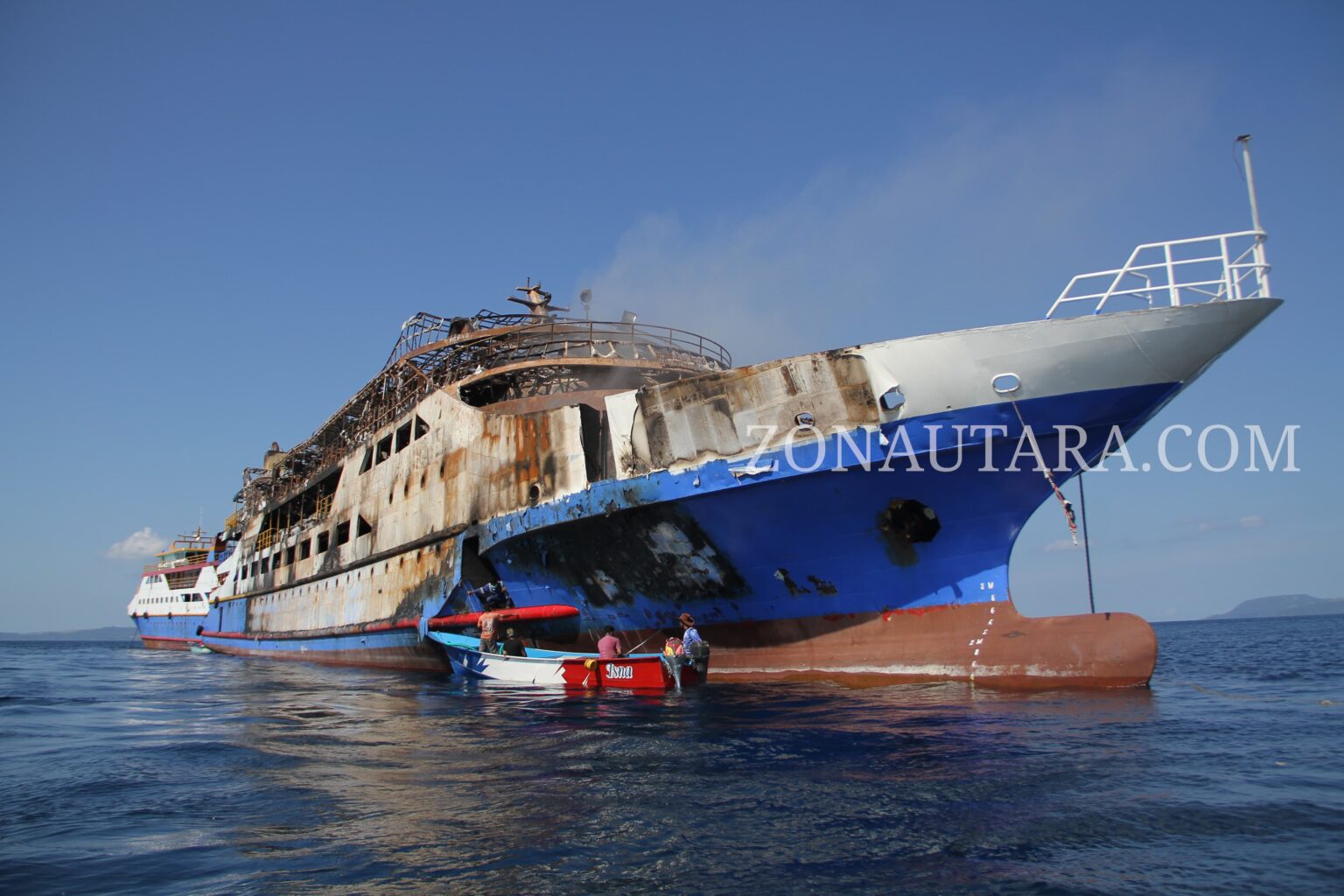 Kondisi terkini KM Barcelona: Dua korban belum ditemukan, kapal masih berasap