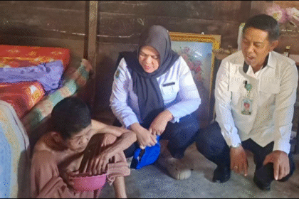 Ni Wayan Bentet (75), lansia yang hidup sebatang kara di Desa Mopugad Utara 2, saat dikunjungi tim Dinas Sosial dan Dinas Kesehatan Bolmong untuk asesmen bantuan perlindungan sosial. (Foto: Aksaranews).