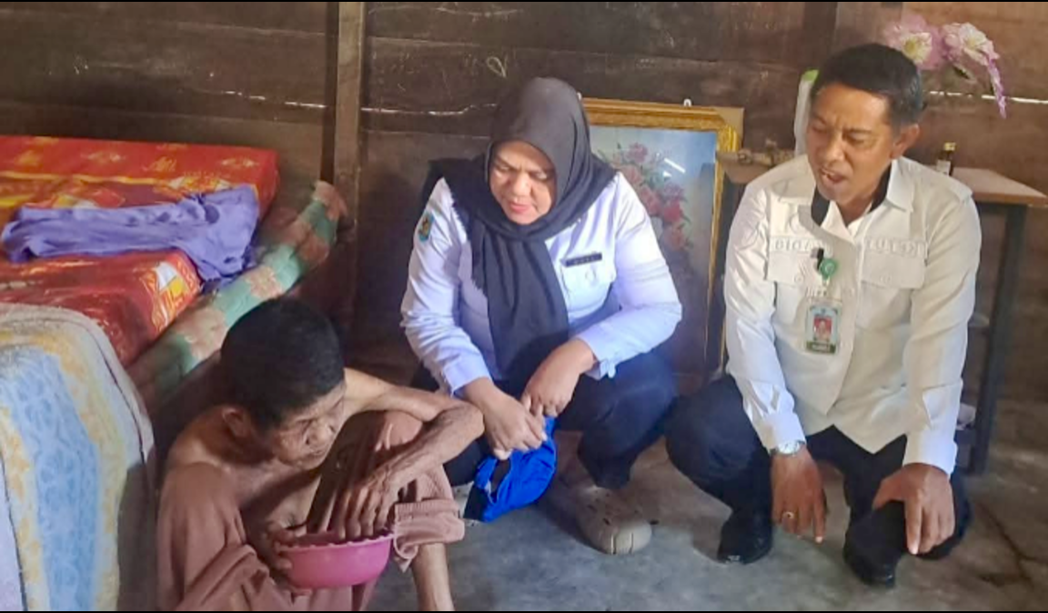 Ni Wayan Bentet (75), lansia yang hidup sebatang kara di Desa Mopugad Utara 2, saat dikunjungi tim Dinas Sosial dan Dinas Kesehatan Bolmong untuk asesmen bantuan perlindungan sosial. (Foto: Aksaranews).