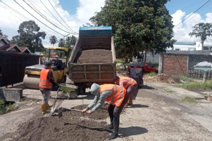 Proses perbaikan jalan oleh Dinas PUPR Kotamobagu (Foto: Diskominfo).