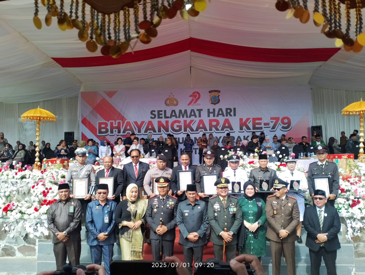 Foto bersama Wali Kota Kotamobagu Weny Gaib bersama Kapolres Kotamobagu AKBP Irwanto S.I.K M.H dalam rangka Hari Bhayangkara ke-79 (foto: Trideyna/Zonautara.com).