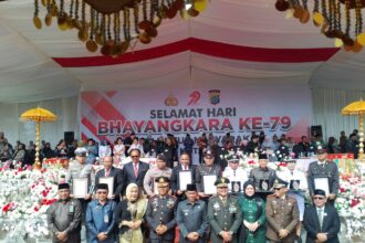 Foto bersama Wali Kota Kotamobagu Weny Gaib bersama Kapolres Kotamobagu AKBP Irwanto S.I.K M.H dalam rangka Hari Bhayangkara ke-79 (foto: Trideyna/Zonautara.com).