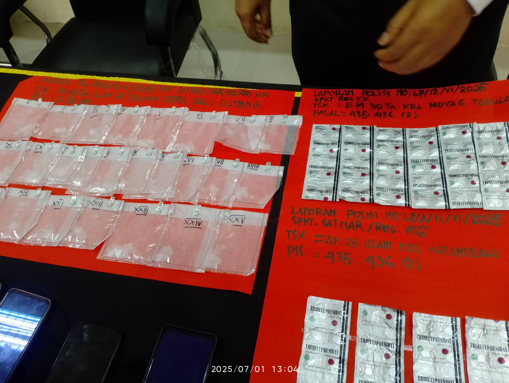 Barang bukti sabu dan obat keras yang berhasil diamankan Polres Kotamobagu dalam tiga kasus berbeda sepanjang akhir Juni 2025. (Foto: Zonautara.com/Tri Deyna).