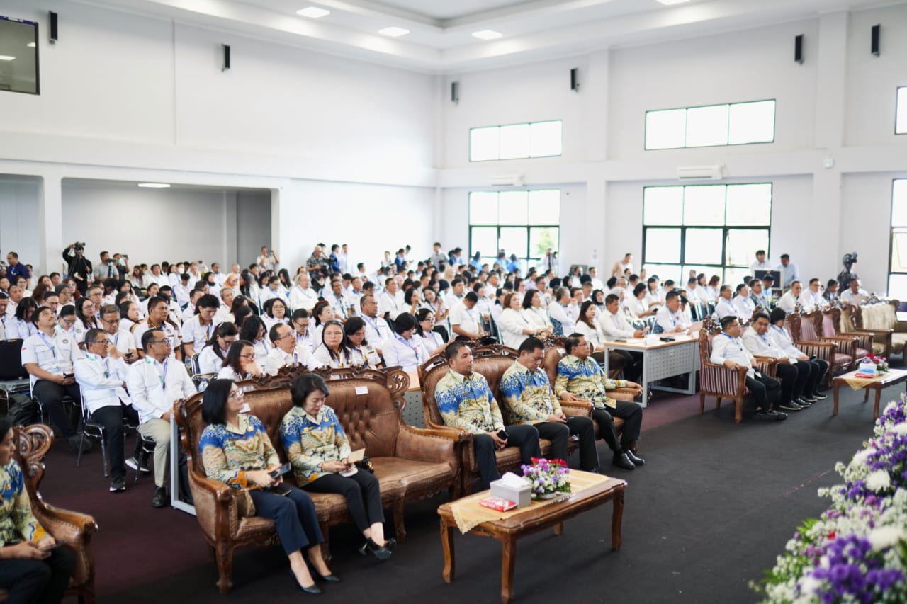 Kuliah Umum di Unima, Gubernur Yulius Selvanus ingatkan lulusan harus siap kerja
