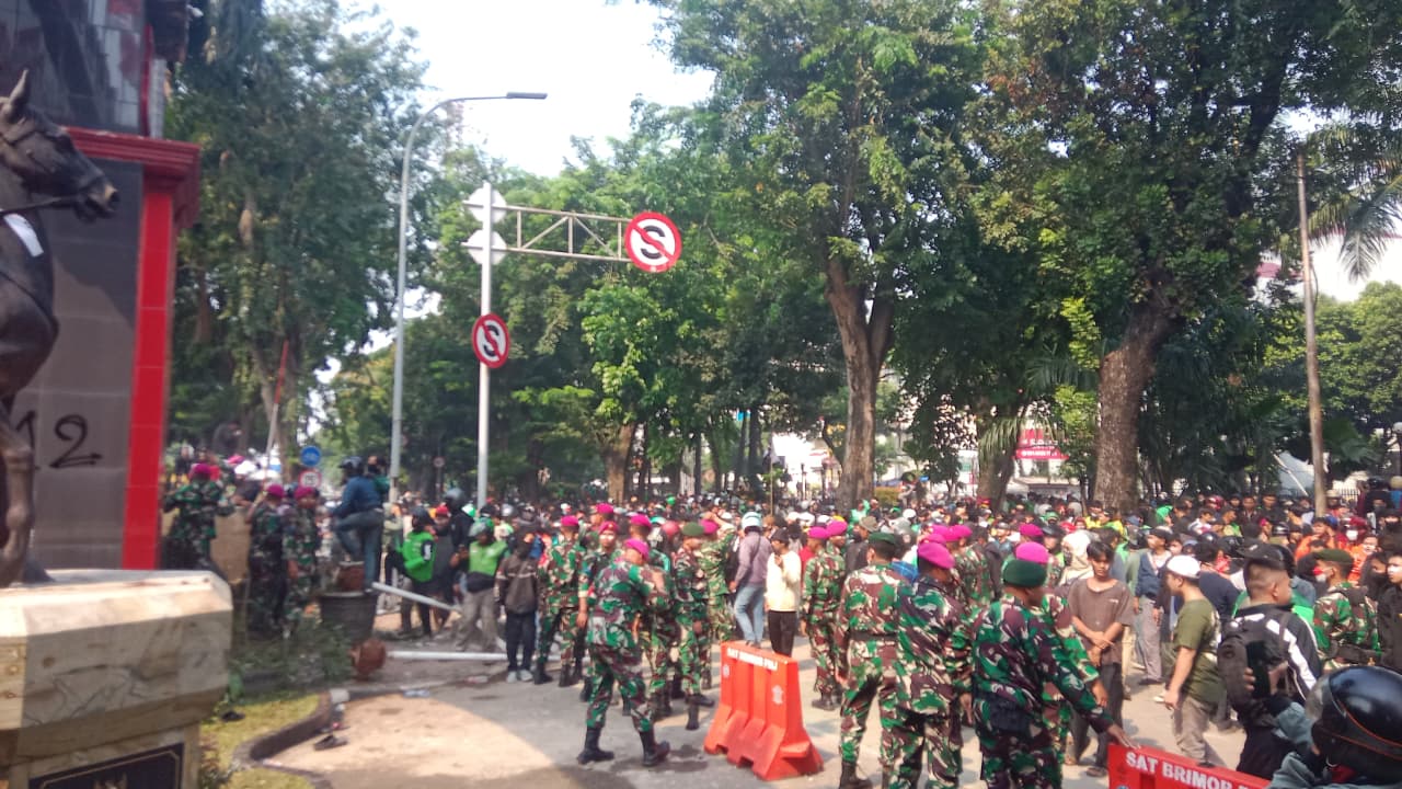 Massa ojol padati Mako Brimob, desak pelaku pelindasan Affan segera dirilis