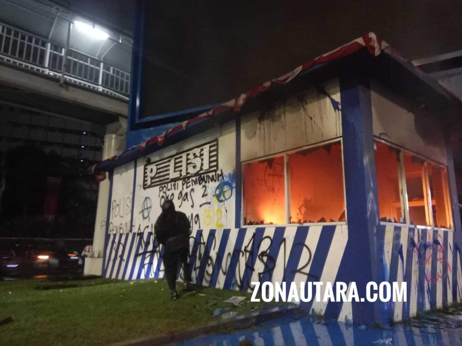 Jakarta semakim ricuh, Pos Polisi Semanggi dibakar massa