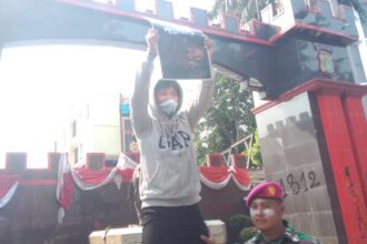 Massa ojol di Mako Brimob masih bertahan meski ditembaki gas air mata