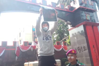 Massa ojol di Mako Brimob masih bertahan meski ditembaki gas air mata