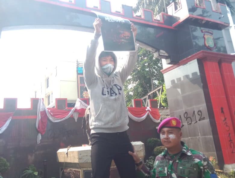 Massa ojol di Mako Brimob masih bertahan meski ditembaki gas air mata