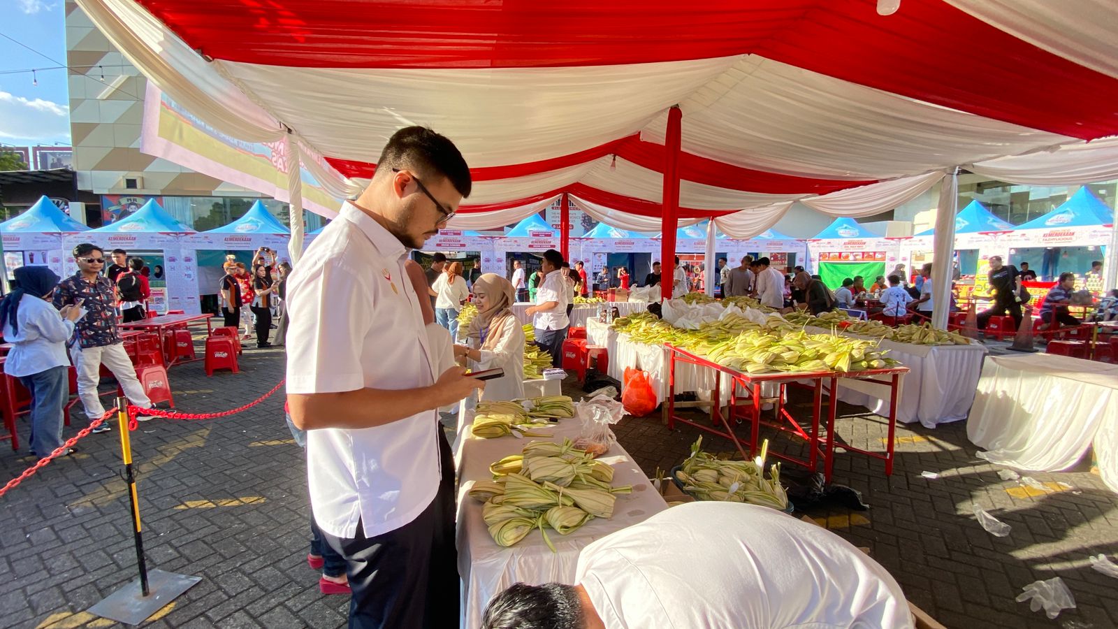 Masyarakat Manado tumpah ruah saksikan Pemecahan Rekor MURI Nasi Kuning Woka 8 rekor