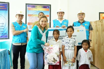 PLN terangi negeri dengan hati: Perokris Palu berbagi di SDN 13 Sindue Tombusabora