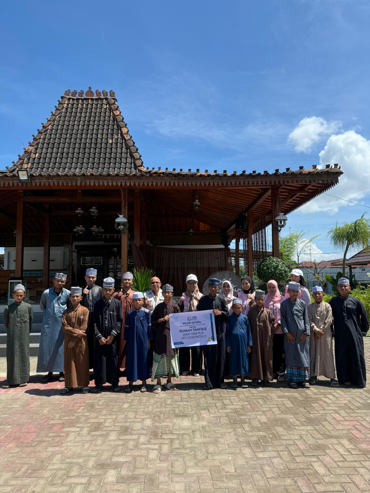 YBM dan Srikandi PLN UP3 Gorontalo pasang listrik gratis untuk yayasan rumah yatim