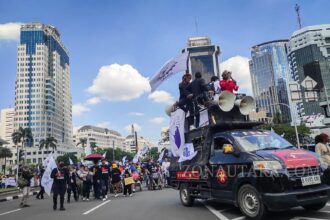 Puluhan ribu massa lakukan unjuk rasa, beberapa jalan dan rute di Jakarta terpaksa ditutup