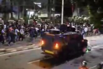 Kisruh demo di Jakarta, seorang pengendara ojol terlindas Rantis Brimob