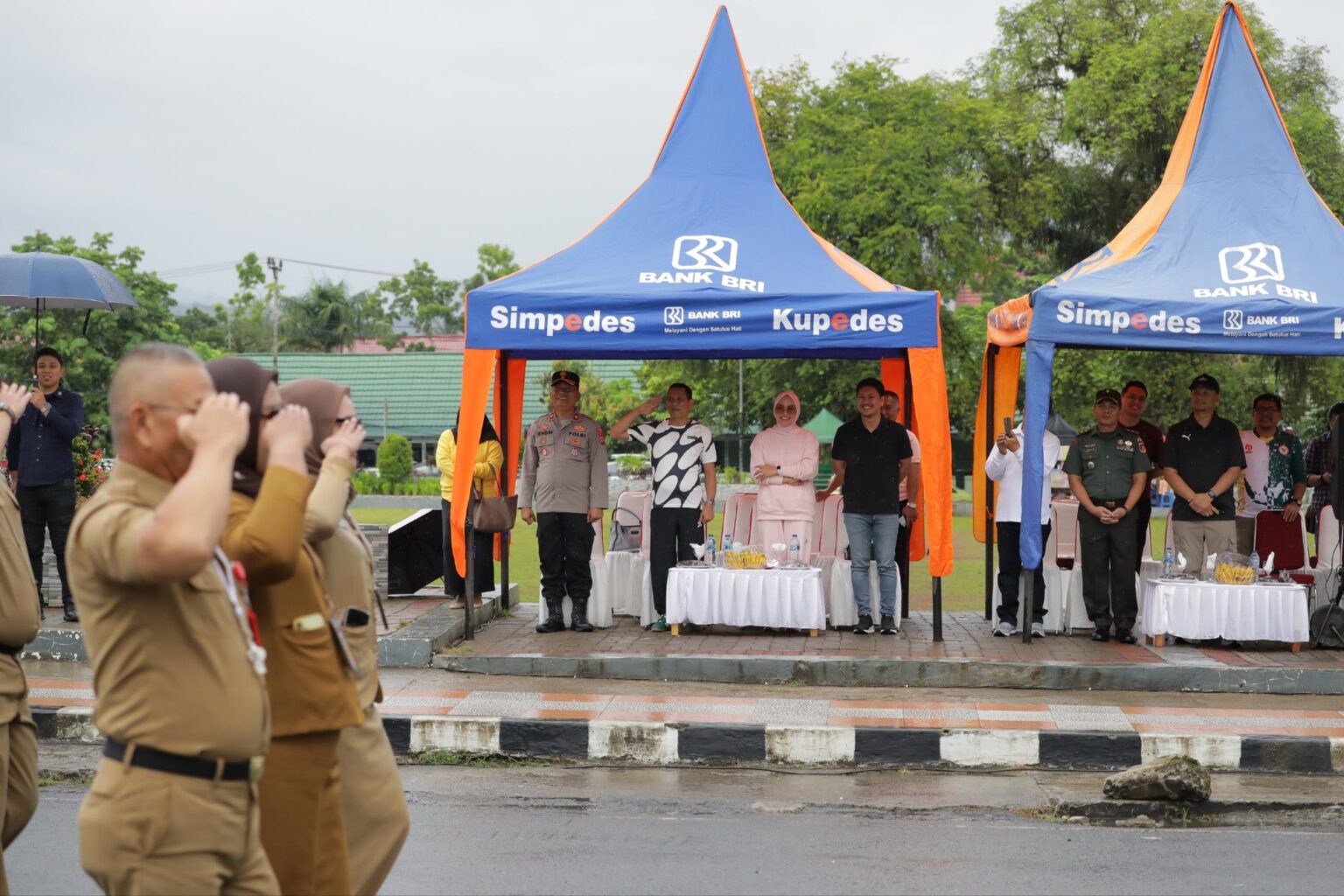 Wali Kota dan Wakil Wali Kota Kotamobagu lepas peserta lomba gerak jalan antar OPD
