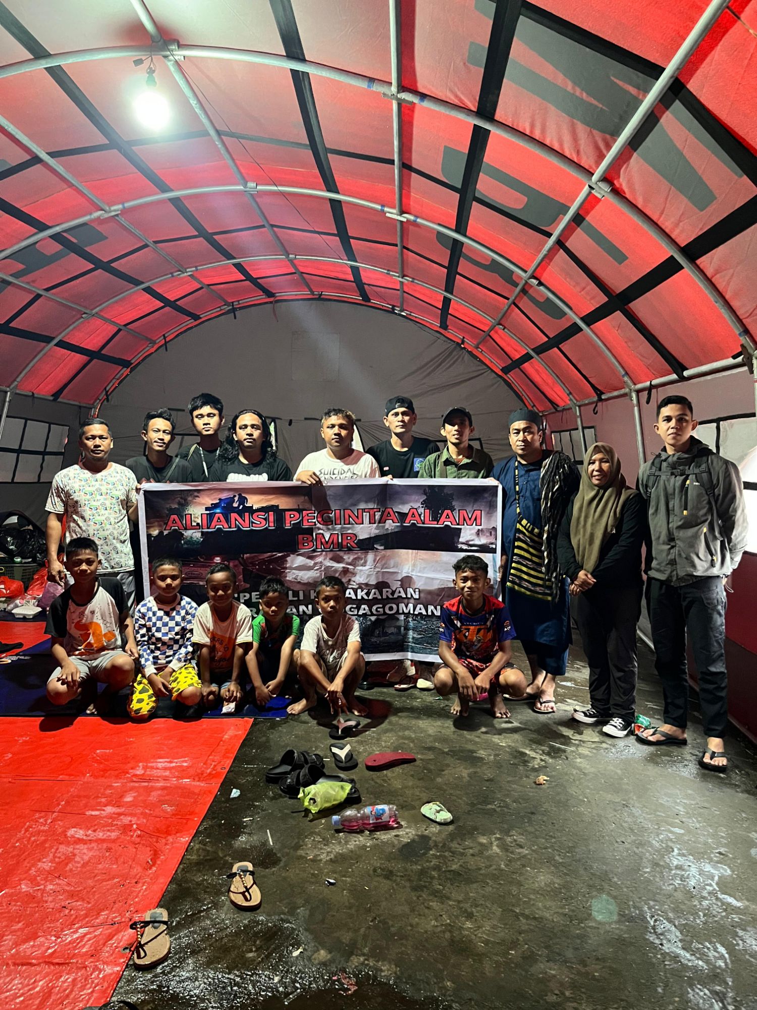 Peduli sesama, aliansi pecinta alam BMR bantu korban kebakaran di Gogagoman