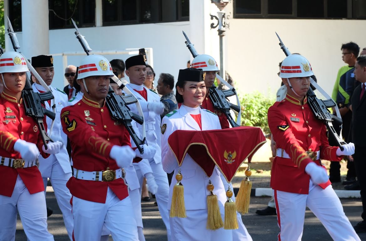 Gubernur Sulut Yulius Selvanus pimpin Upacara HUT ke-80 RI 8 paskibraka sulut